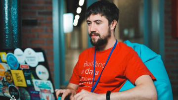 „Tehnologiile și antreprenoriatul trebuie studiate de pe băncile școlii.” Află care sunt avantajele proiectului TwentyTu de la tânărul antreprenor Alex Lebedev