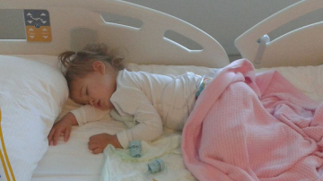 O fetiță de 2 anișori suferă de cancer. Părinții au pierdut anterior alți doi copii din același motiv