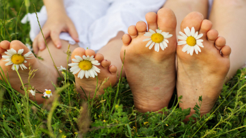 Copiii și mersul desculț. La ce ajută și care sunt pericolele