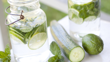 Trei rețete de limonadă cu castraveți care te vor salva în această vară