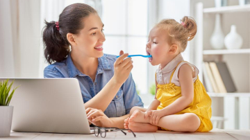 Între maternitate și carieră sau cum afacerea proprie le împacă pe ambele