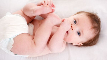 De ce trebuie să ținem cont atunci când alegem scutecele bebelușului (VIDEO)