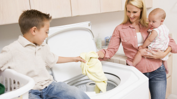 Как правильно стирать детские вещи: 7 правил