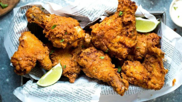 Aripioare de pui crocante cu sos de iaurt și usturoi