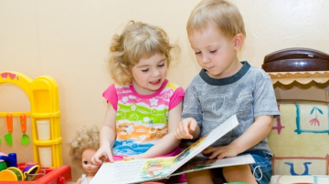 Versurile scurte și ghicitorile îi trezesc copilului interesul pentru lectură. BookStore vine cu recomandări