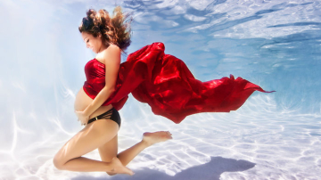 Imagini subacvatice ale viitoarelor mame în rolul de sirenă vor schimba viziunea voastră asupra fotografiilor de familie!