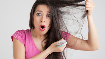 Почему выпадают волосы: 5 основных причин
