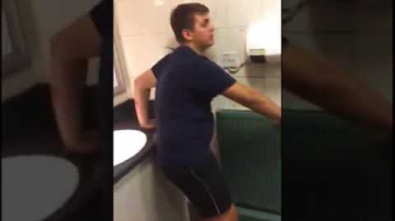 Copii drogaţi într-o toaletă publică. Imagini ce te pot afecta emoţional