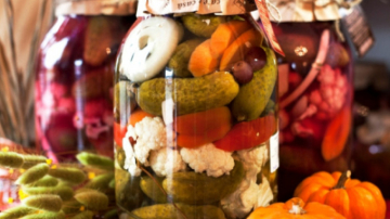 Moldoveanca care pune murături pe internet (FOTO)