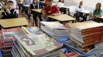 Într-un gimnaziu din capitală, copiilor nu li se dau manualele până când nu achită 400 de lei