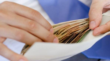 Un șef de secție, acuzat că cerea 15.000 de lei pentru programarea unei operații