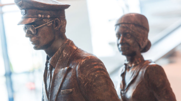 O sculptură neobișnuită a apărut la Aeroportul Internațional Chișinău