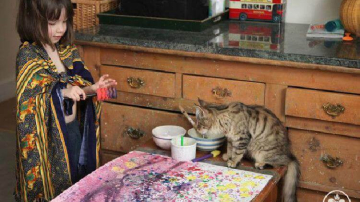 O fetiță cu autism pictează incredibil. O lucrare a fost cumpărată de Angelina Jolie