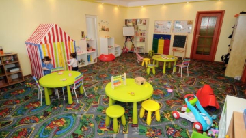 Nu au geamuri și acoperișuri, dar cumpără covoare persane în grădinițe