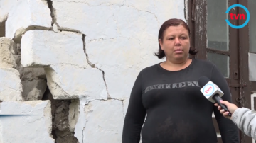 O femeie crește singură 5 copii, muncind cu ziua pe unde apucă