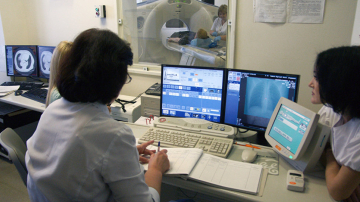 Consultații gratuite oferite de medicii mamologi oncologi în luna octombrie