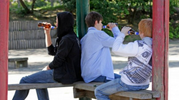 Peste 50% din adolescenţii din Moldova consumă alcool de la 13 ani