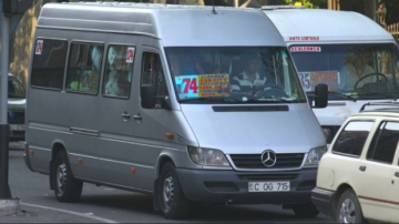 Se caută proprietara unui cadou prețios, uitat în microbuzul de pe ruta 174