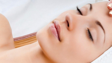 Produsul care te scapă de cearcăne, pungi și hidratează pielea din jurul ochilor