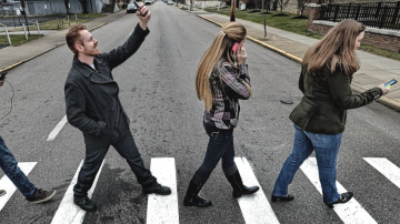 Страна, запретившая пешеходам разговаривать по телефону