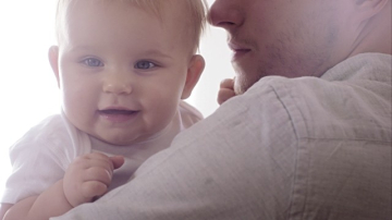 Un bărbat a fost demis după ce a cerut concediu pentru îngrijirea copilului. Ce despăgubire valoroasă a primit!