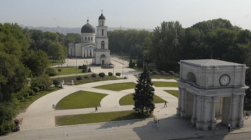 De hram, ca de Anul Nou: Chişinăul, decorat cu brazi şi ornamente de Crăciun (FOTO)