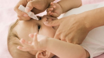 Remedii pentru tratarea guturaiului la copii. Soluția salină: poate fi preparată acasă?