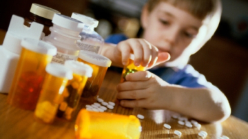 Ce-i de făcut dacă copilul a înghițit ceva periculos?