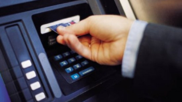 Toţi trebuie să ştie asta! Ce se întâmplă când efectuaţi tranzacţii prin intermediul bancomatelor