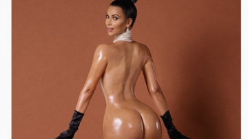 Kardashian a pozat nud cu fața la cameră