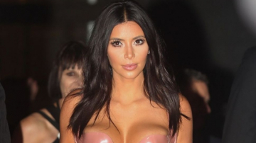 Rochia care de la distanta o face sa para goala. Kim Kardashian, intr-o tinuta mulata din latex