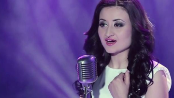 Corina Ţepeş: „În limba în care simți că trebuie să aduci o piesă, în ea trebuie s-o cânți”