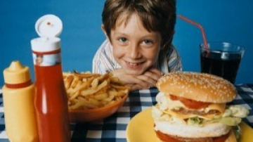 Чем нельзя кормить ребенка: 5 запретных продуктов