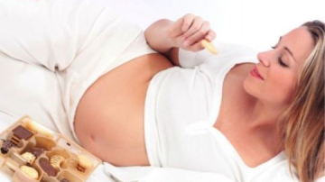 Copiii se obișnuiesc cu alimentele dăunătoare încă în uter