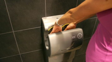 Чем опасны сушилки для рук в общественных туалетах?