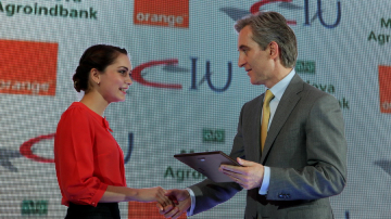 Cei mai buni studenţi moldoveni au primit Burse de merit