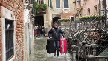 În Veneția se vor da amenzi pentru valizele cu roți