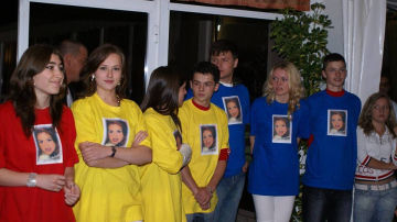 Fanii Lenuţei Burghilă poartă tricouri cu poza interpretei