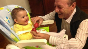 Zici că-i moldoveancă! Nepoata lui Băsescu umblă îmbrobodită