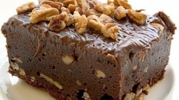 Un deliciu pentru masa de Revelion: brawnie cu nuci și ciocolată albă