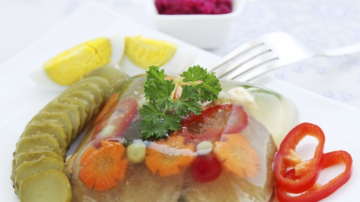 Să ne reamintim de cele 10 mâncăruri nelipsite de pe masa de Revelion în perioada sovietică