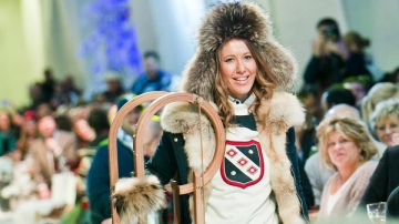 Ksenia Sobchak a socat publicul. Artista s-a sarutat cu un cal la un eveniment monden