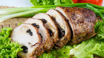 Carne de porc împănată cu prune uscate, la cuptor