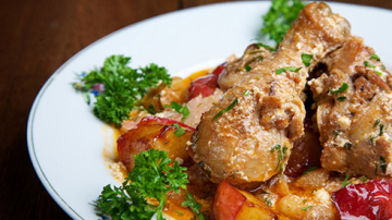 Reţeta zilei: Pui înăbuşit cu mere