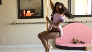 Видео, где молодая мама танцует с ребенком на руках на шесте взорвало Интернет