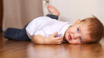 Cum trecem peste crizele de isterie ale copiilor. 7 reguli