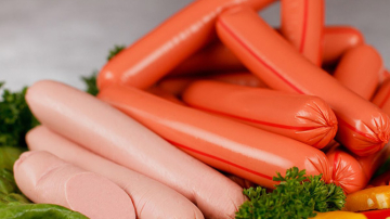 Șocant! Cum se fac crenvurştii (Video)