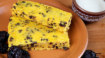 Reţeta zilei: Budincă de morcovi cu brînză de vaci şi prune uscate