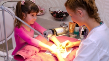 В столице работает салон красоты для детей, где девочки делают причёски, макияж и маникюр