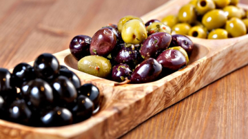 Bune maniere. Cum să mănînci măslinele cu sîmburi la restaurant?